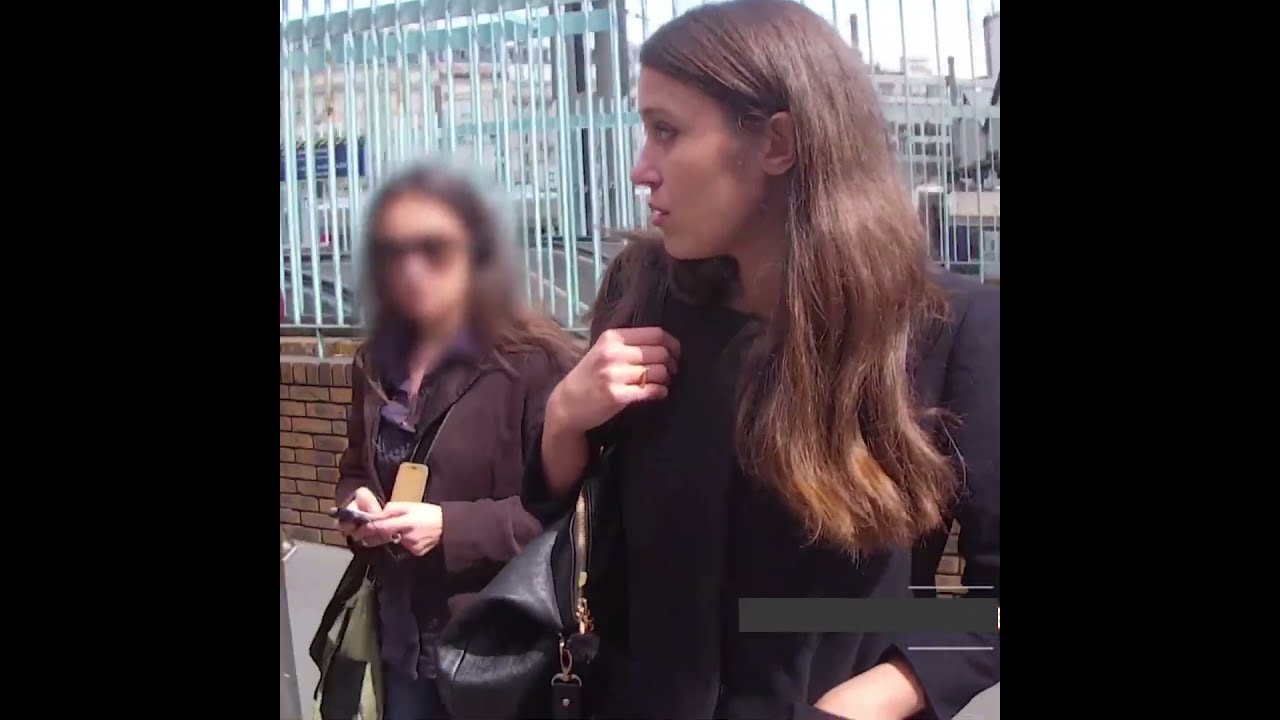 Il l’harcèle à l’arrêt de bus