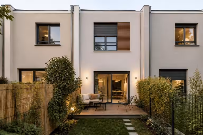découvrez les avantages et inconvénients des maisons accolées et profitez de conseils pratiques pour bien choisir et aménager votre habitation mitoyenne.